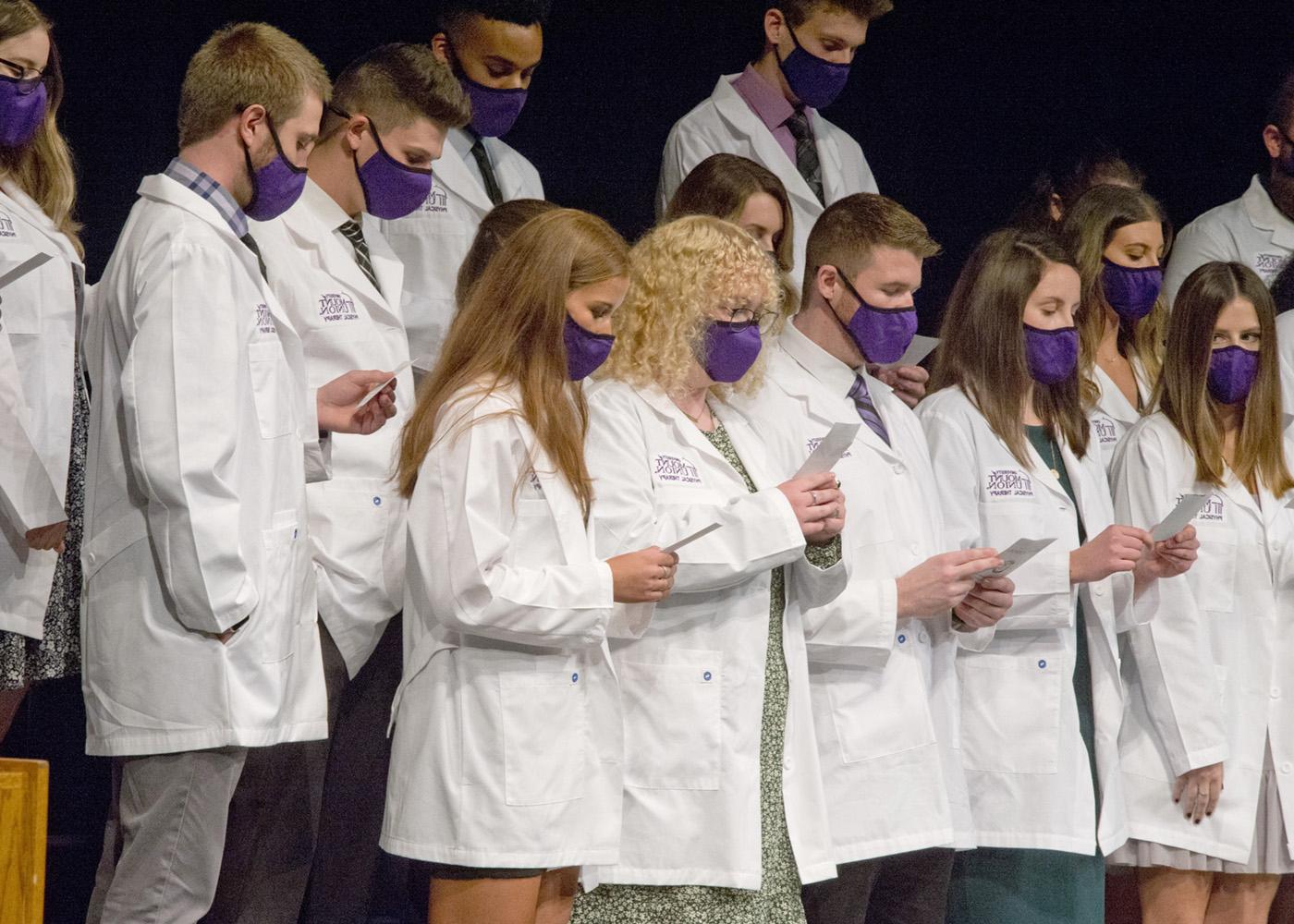 Students reading oath of the physical therapist at Mount Union's PT白大衣 ceremony