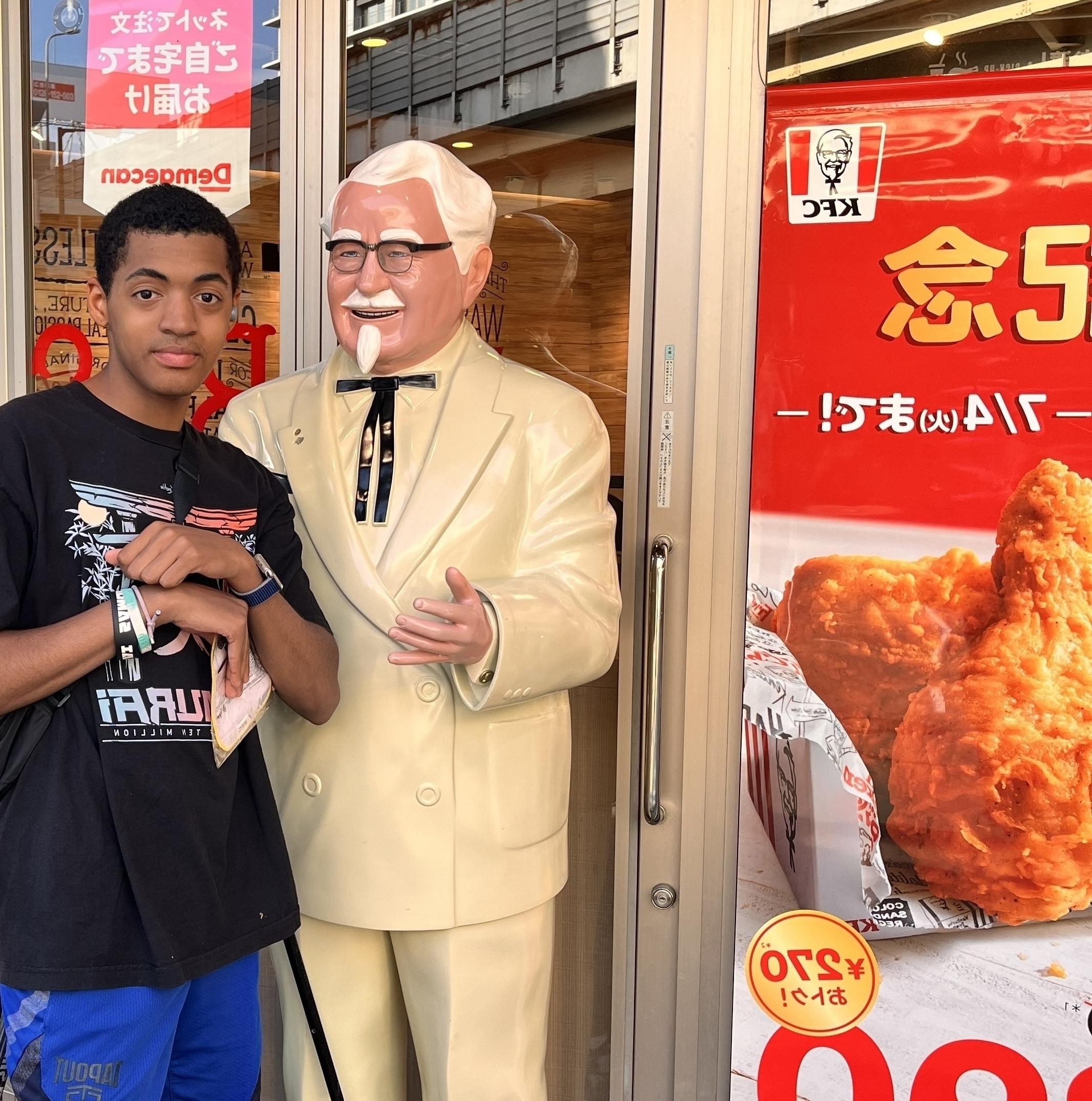 Hackney with KFC statue in 日本